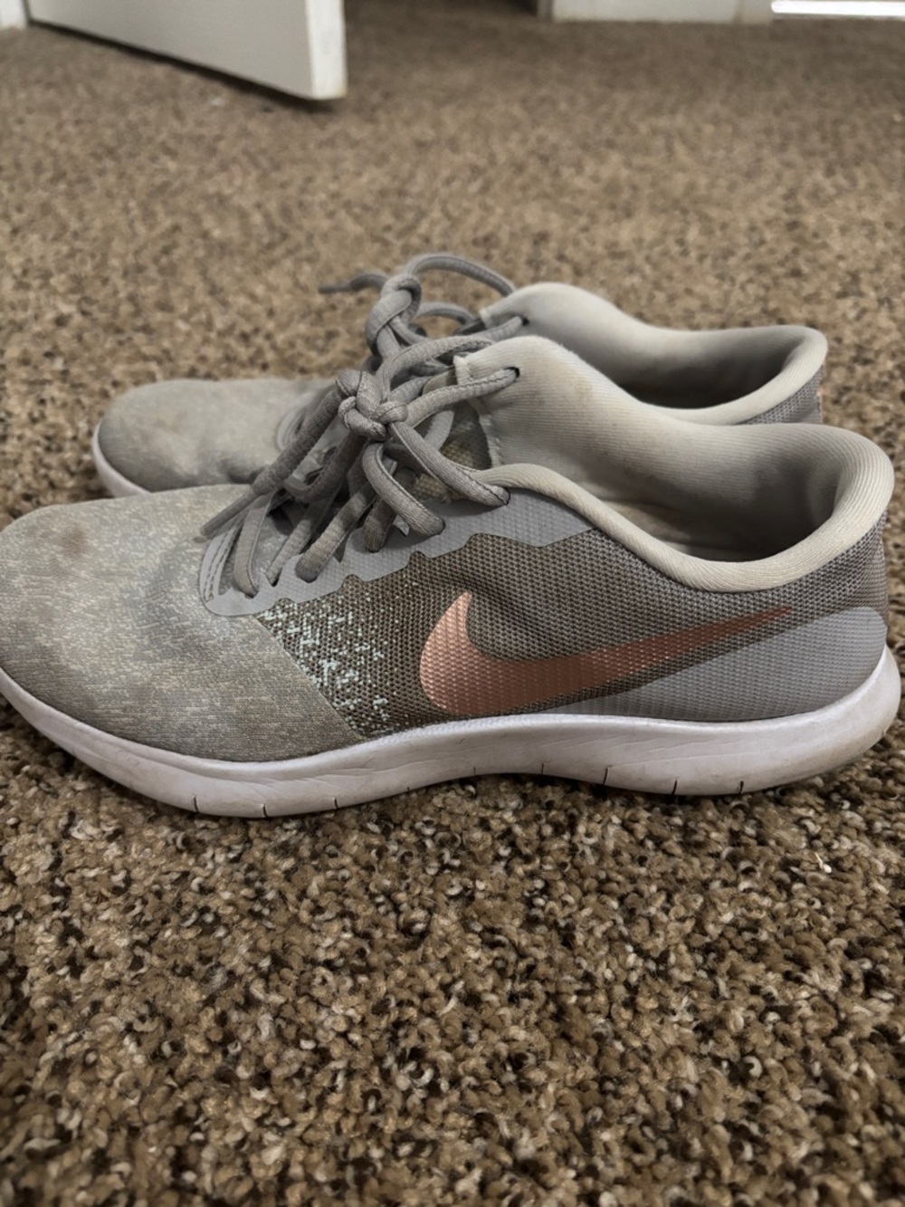 Nike 7.5 Women's Light Gray Trainers with Rose Gold Swoosh - Picture 5 of 7